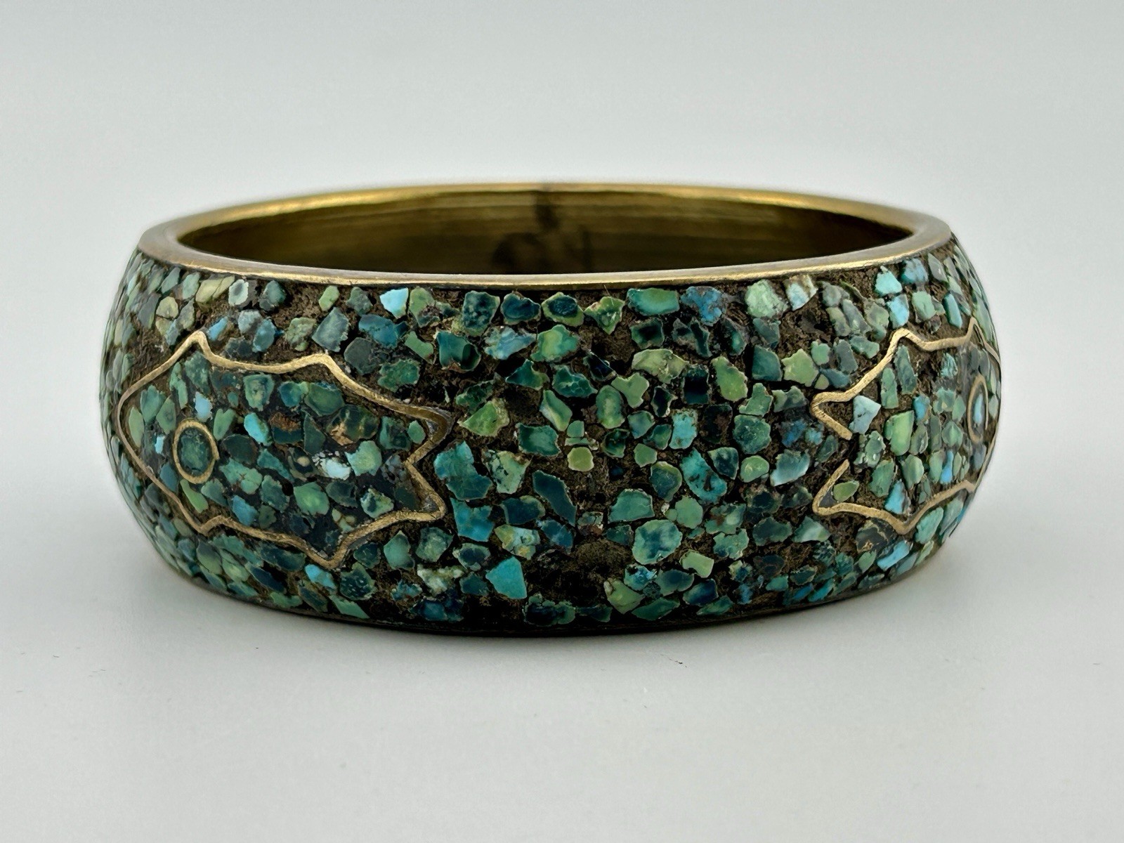 WIDE Brass Turquoise Chip‑Inlay Bangle Bracelet India 1960s VTG 1⅛″ tall