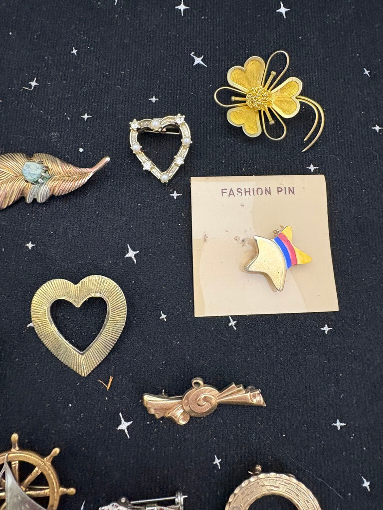 VTG Metal Pins Lot Of 18 Hearts,Stars,Flowers Mostly Gold Color