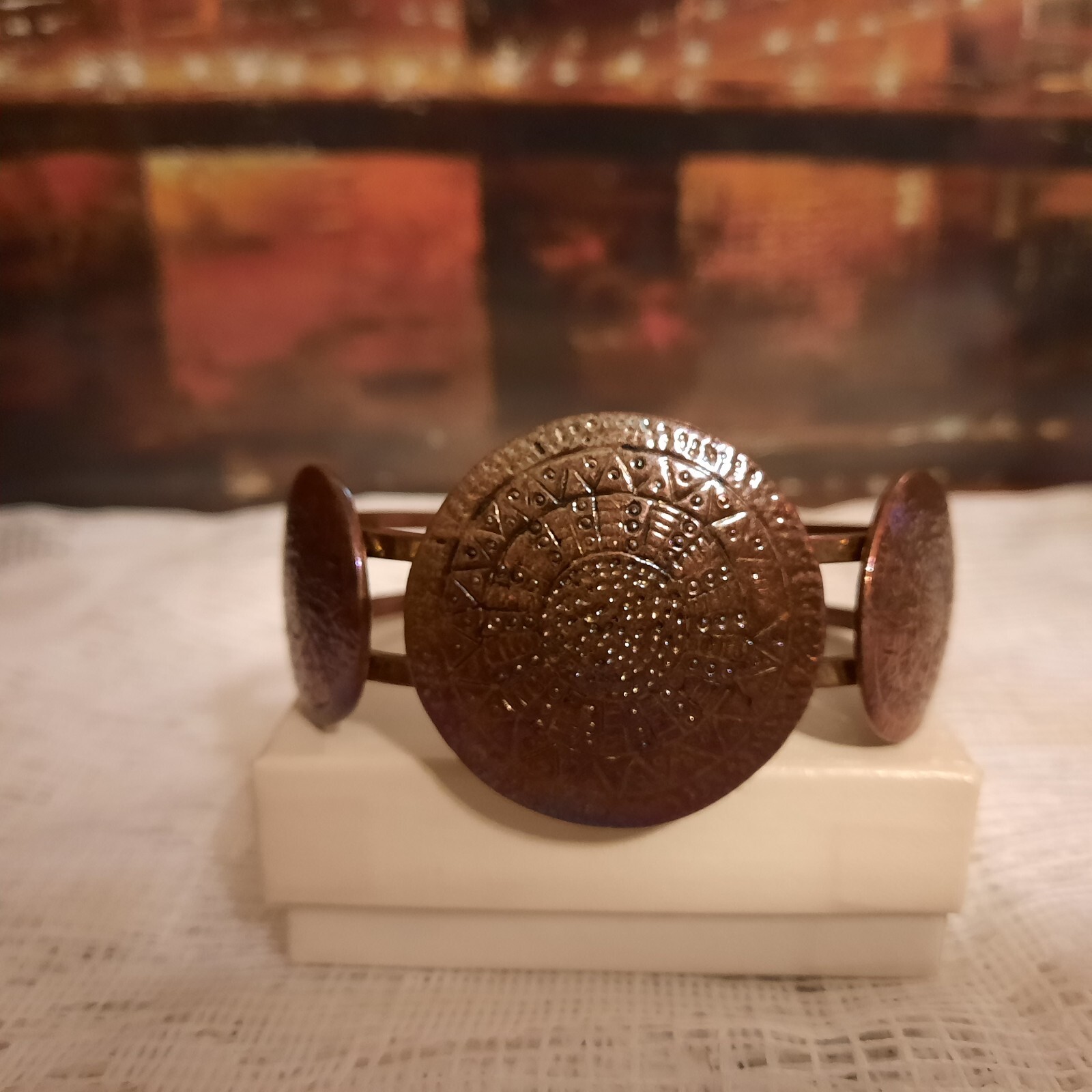 Great VINTAGE BRASS/BRONZE BRACELET With Spring Loaded Clasp To Open.2.5″ X 2″