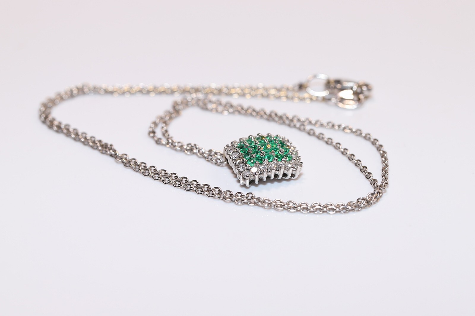 Vintage 18k Gold Natural Diamond And Emerald Decorated Necklace