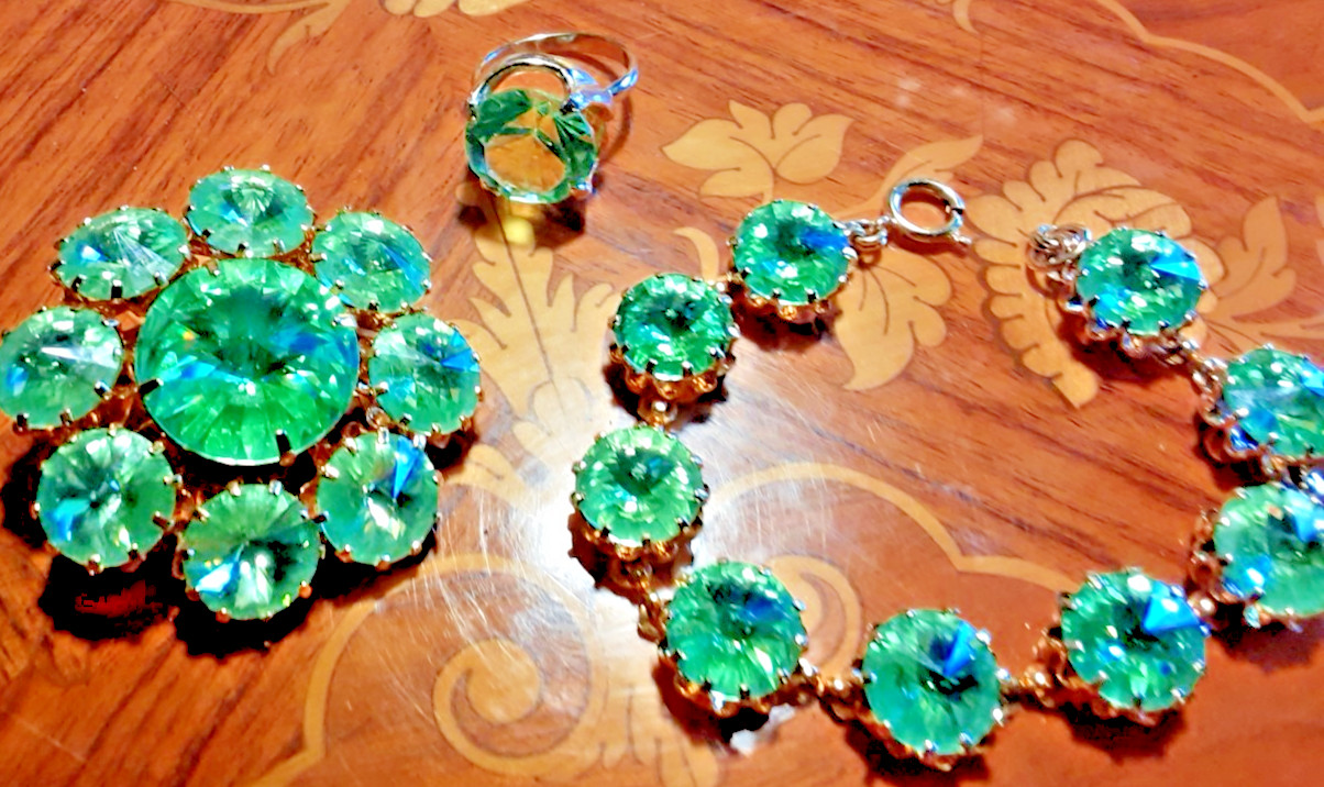 Vtg Light Green Rivoli Brooch, Bracelet, Ring Jewelry Set -Stunning!