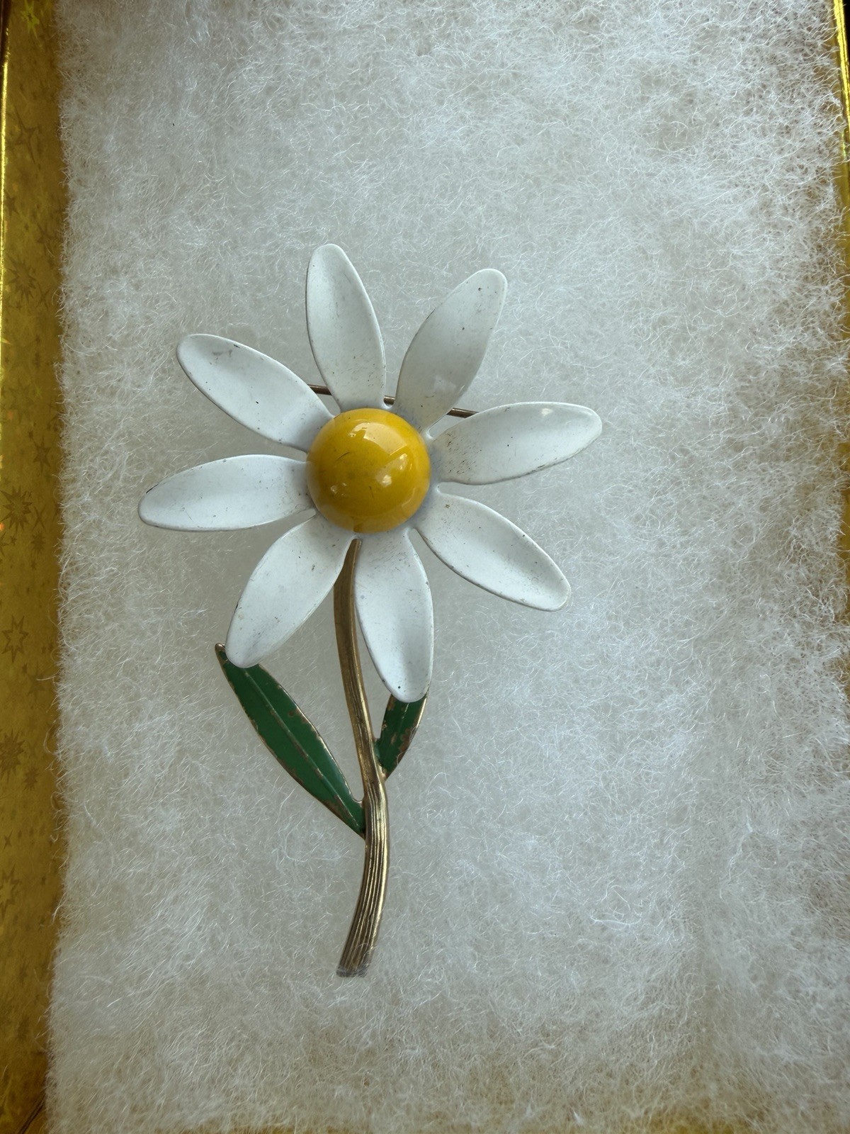 Vintage Enameled White/Yellow Daisy Flower Brooçh. Retro 1970’s Vibe Pre-owned