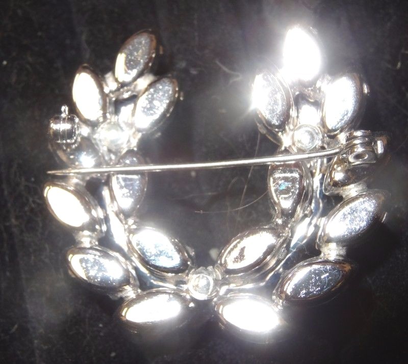 MARVELOUS VINTAGE BLUE RHINESTONE PIN 1-1/2″ ACROSS NICE CONDITION.