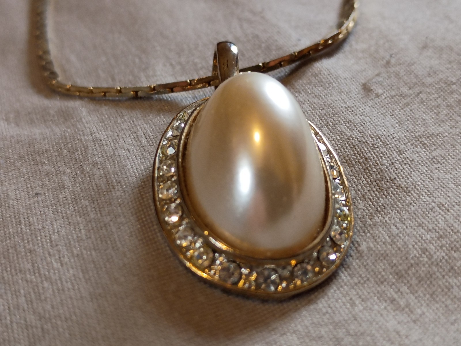 Vintage Faux Pearl Rhinestone Pendant With Korea Gold Plate Necklace.