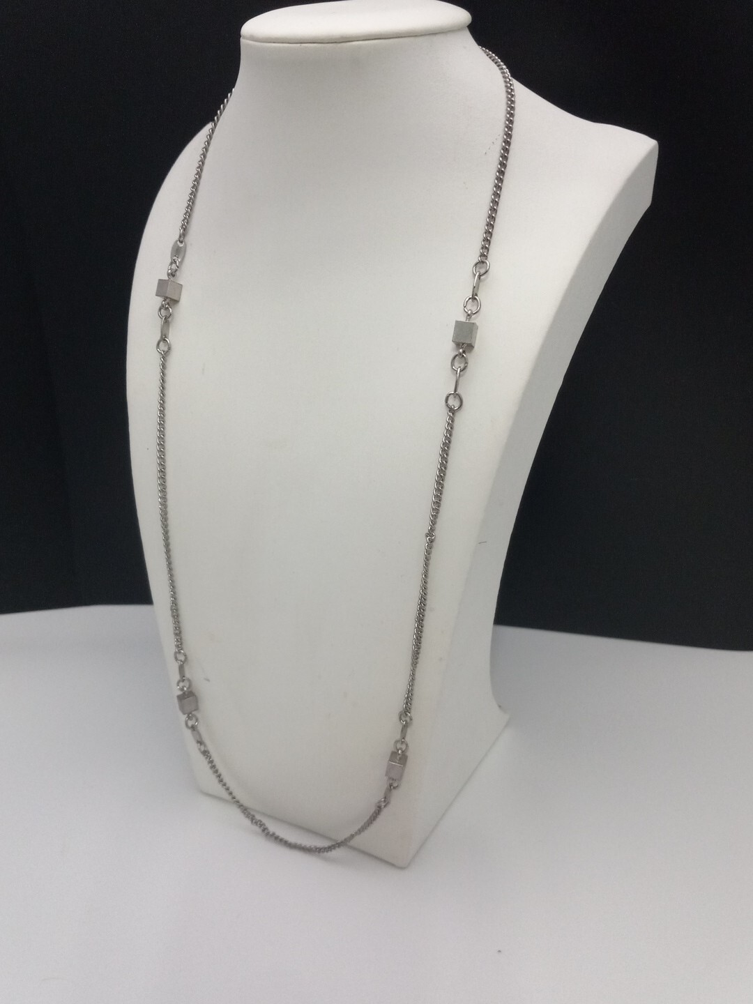 Celebrity New York 23.5 Inch Silver Tone Cube Stations Vintage Chain Necklace
