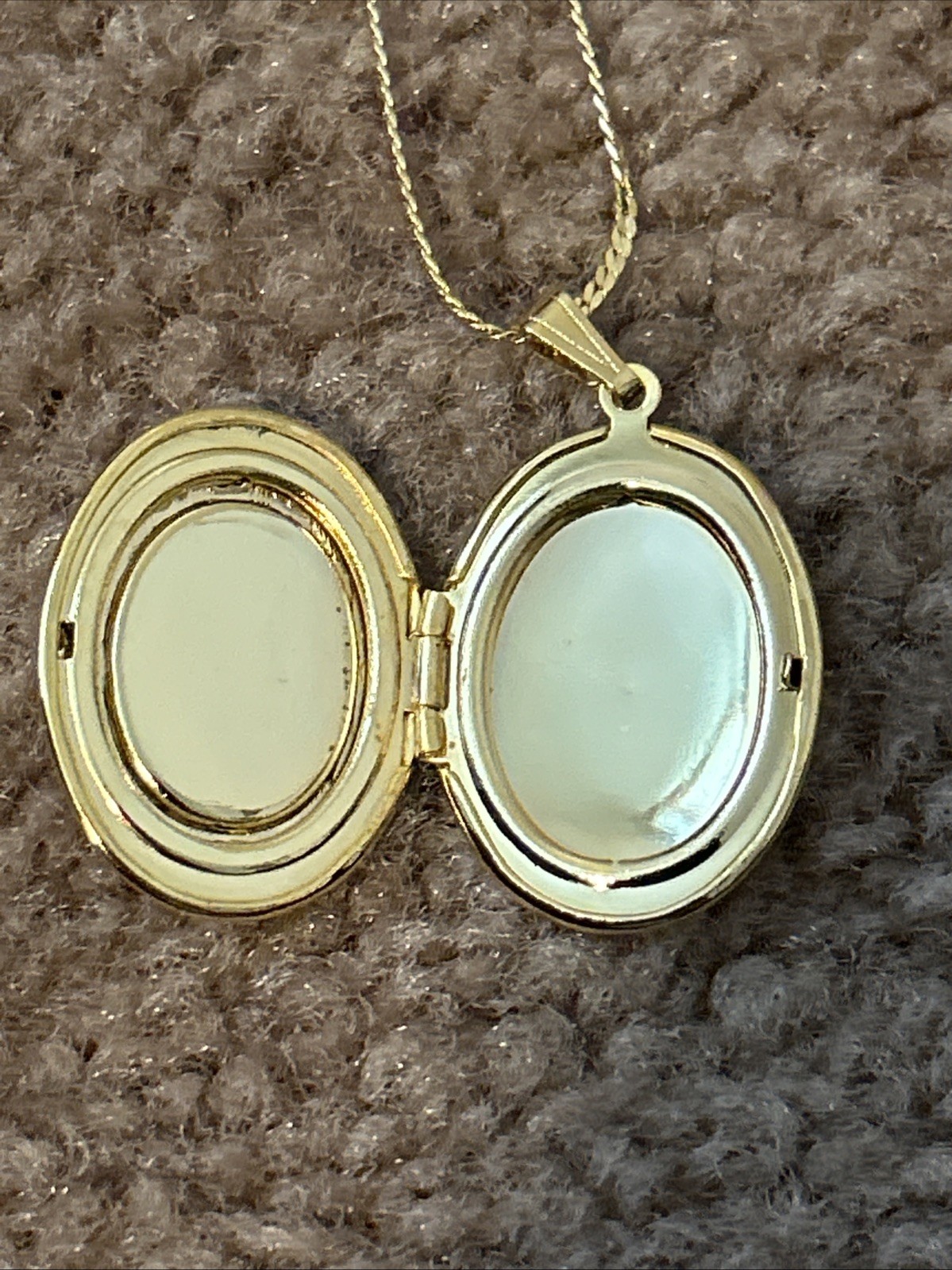 OVAL FLORAL 24″ CHAIN GOLD TONE PENDANT /Locket NECKLACE