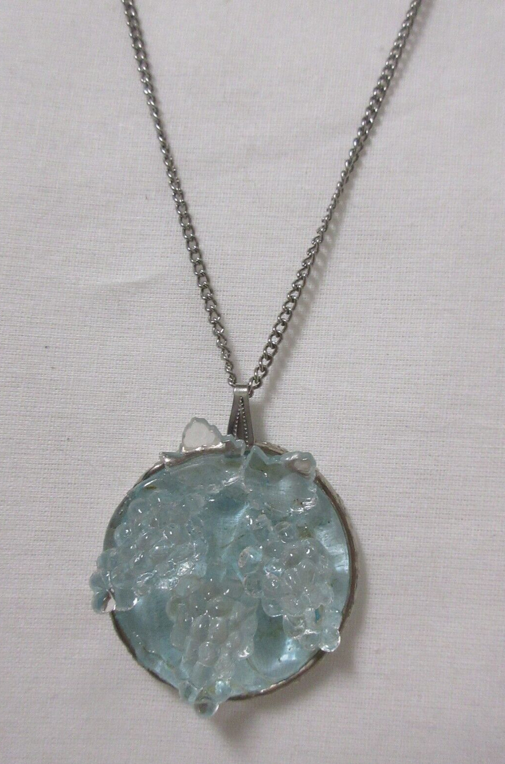 Vintage Silver Tone Tinted Molded Lucite Grape Clusters Pendant Necklace 21″