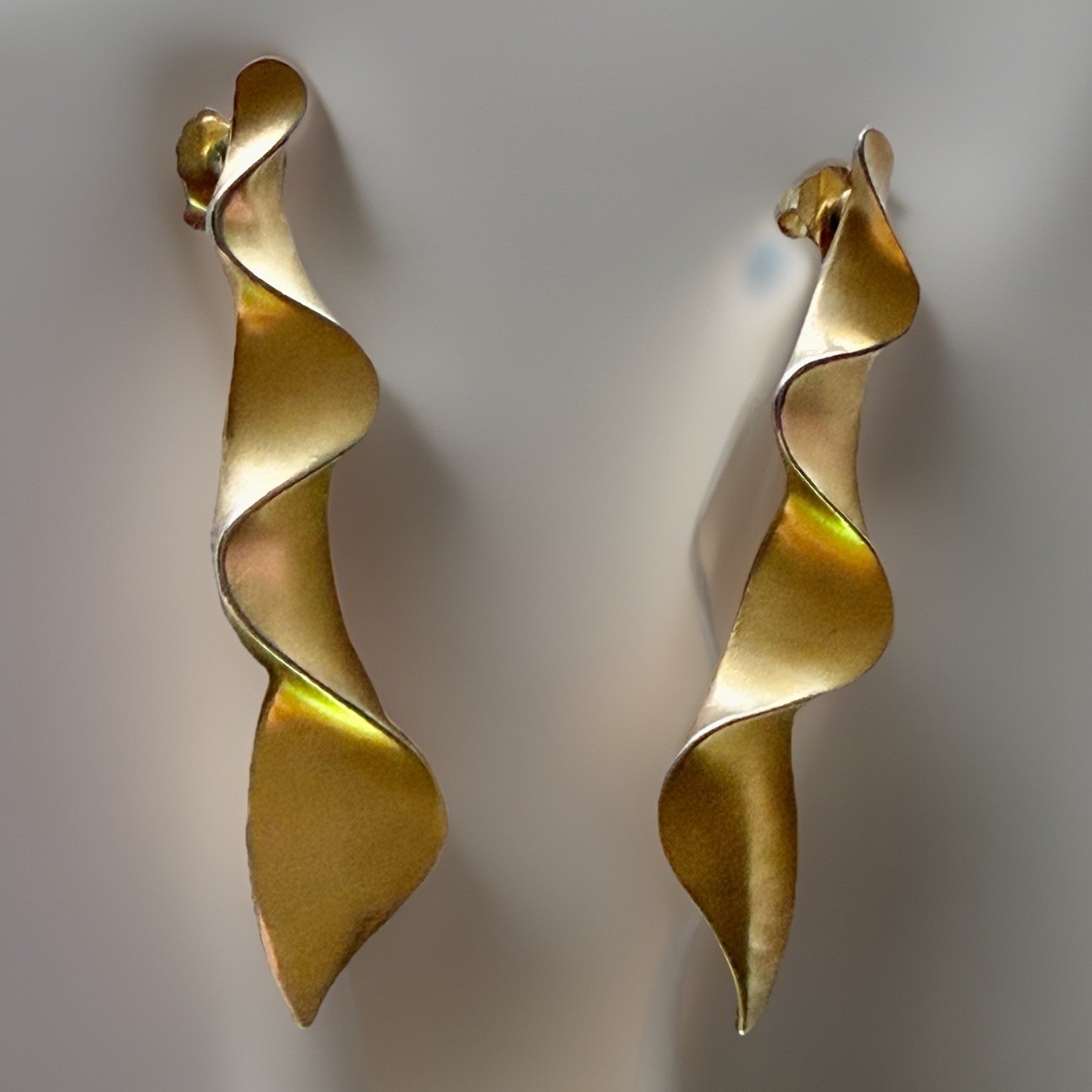 Vintage Avon Matte Gold Tone Swirl Ribbon Drop Pierced Earrings 2.75″ 18g READ