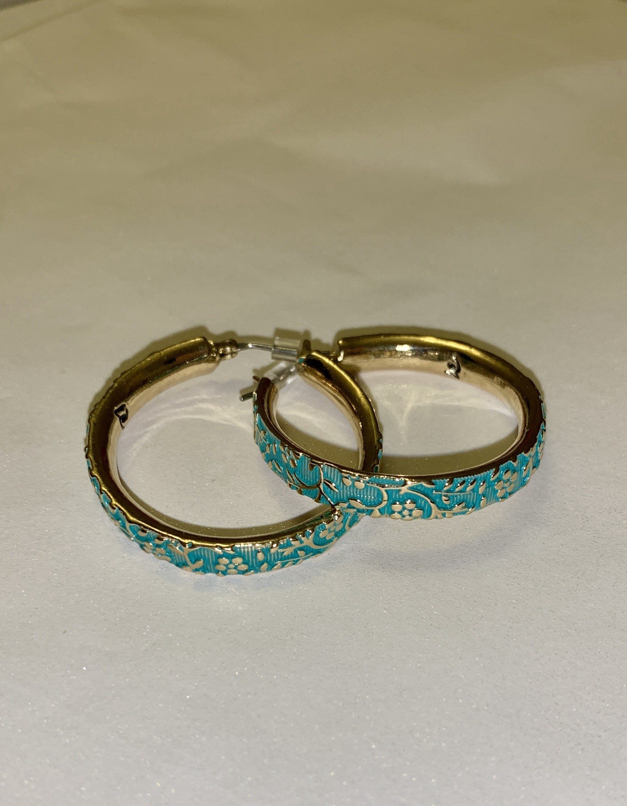 VINTAGE LIZ CLAIBORNE PIERCED SILVER FLOWERS ON LIGHT TEAL HOOP EARRINGS