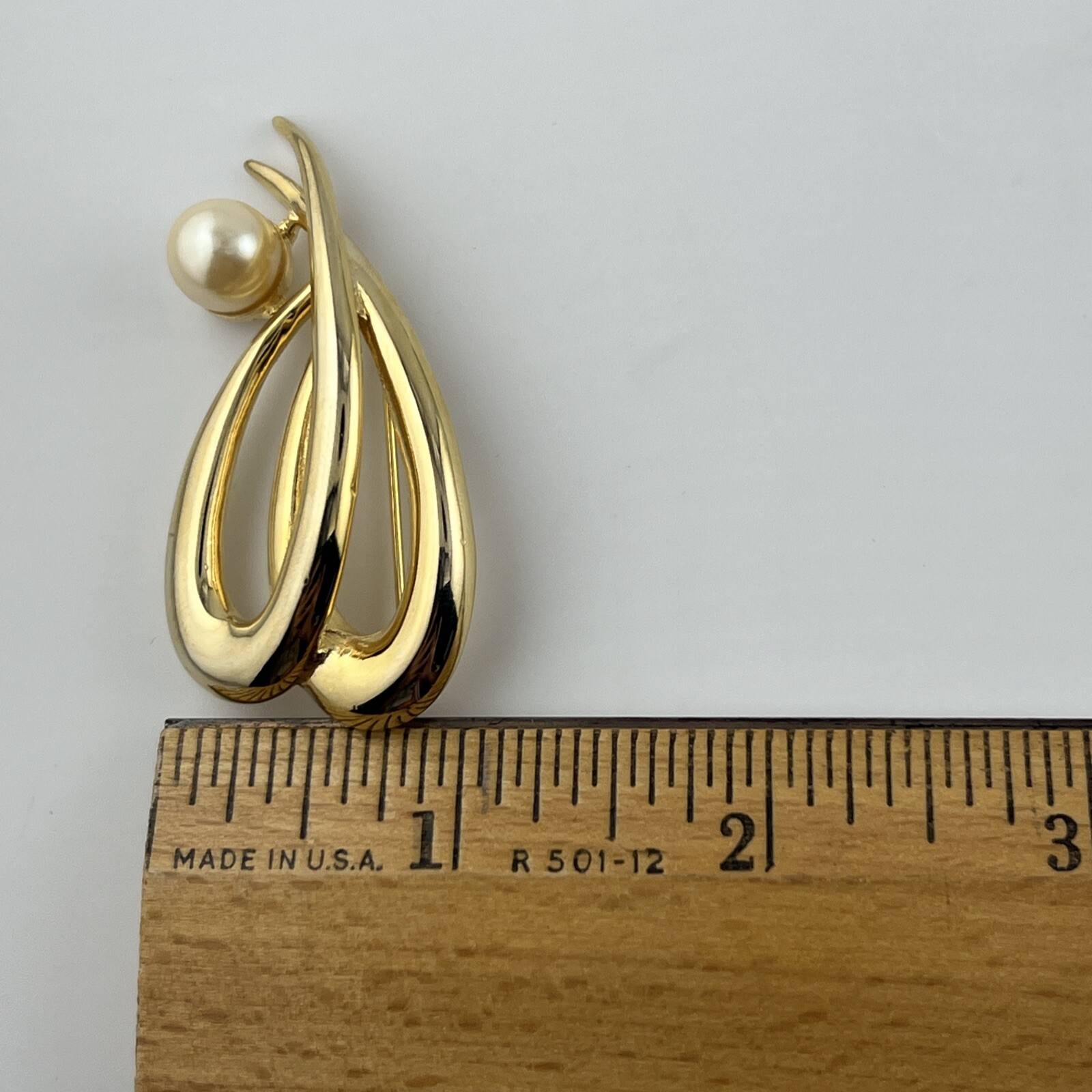 VINTAGE Richelieu faux Perl open work Brooch A-53