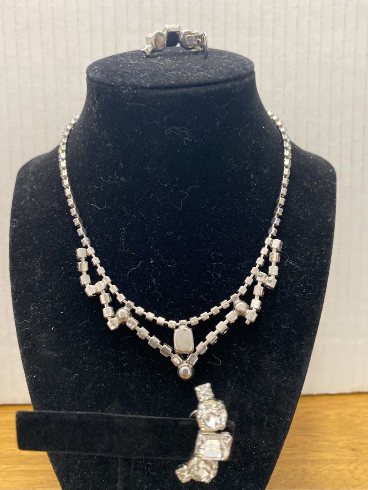 VTG SILVER TONE LA ROCO RHINESTONE 15.25” NECKLACE WITH 1.25” CLIP-ON EARRINGS
