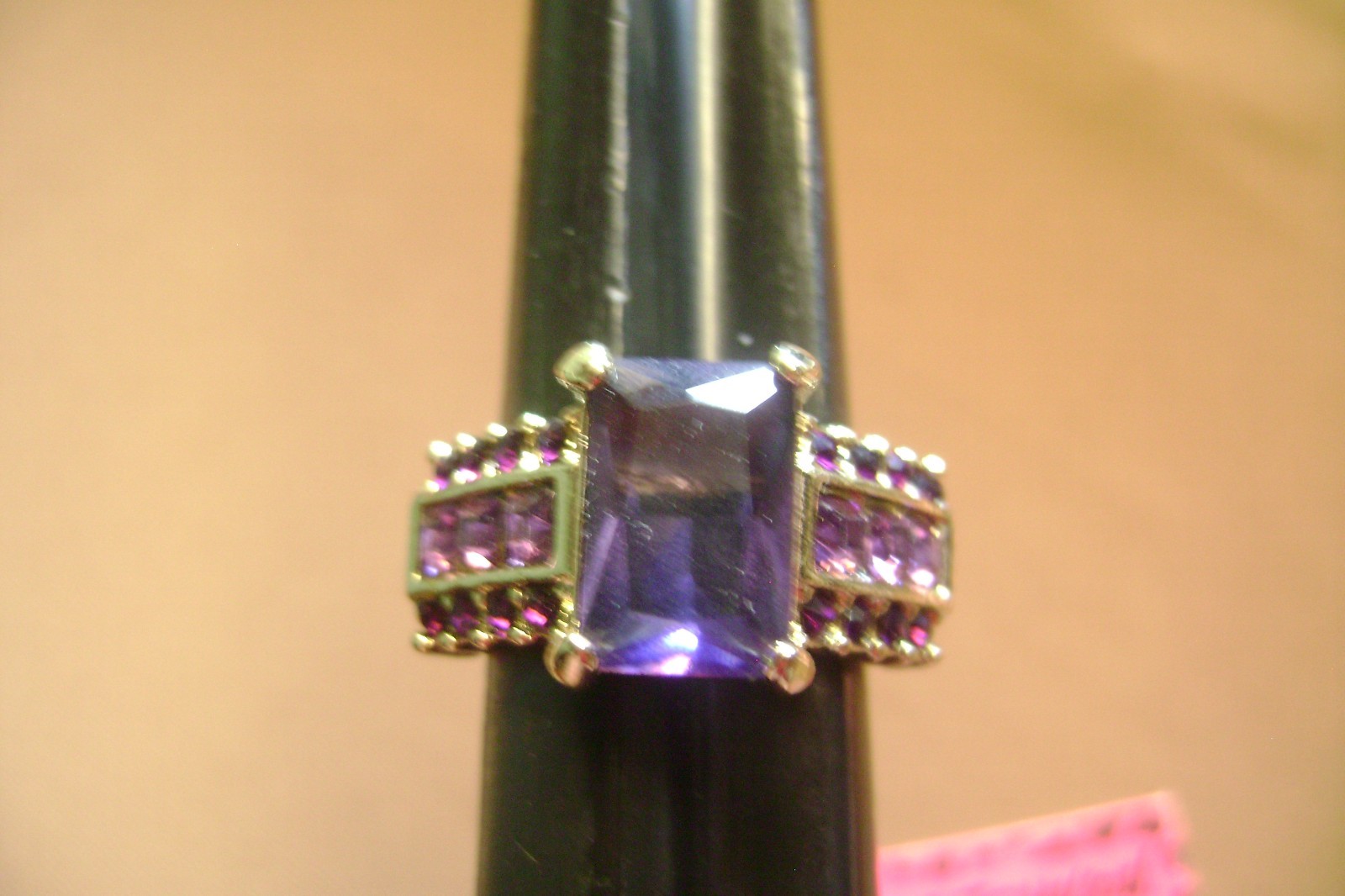 BETSEY JOHNSON CHUNKY PURPLE EMERALD CUT CRYSTAL GLASS SIZE 8 GOLD TONE RING