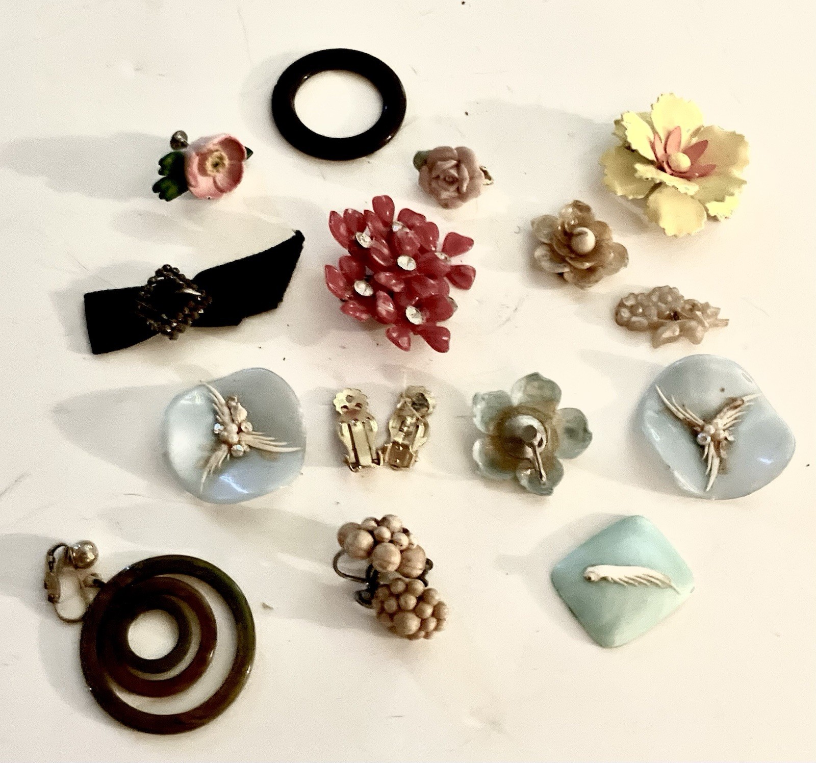 Huge Collection/Lot Vint-Retro Plastic Jewelry/Earrings/Pins/Single-Extra Pieces