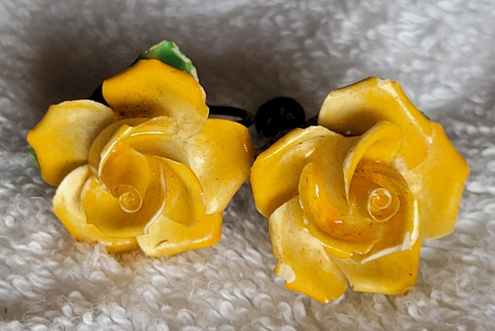 Vtg Enamel Yellow Rose Earrings England Marked Screwback Green Leaves