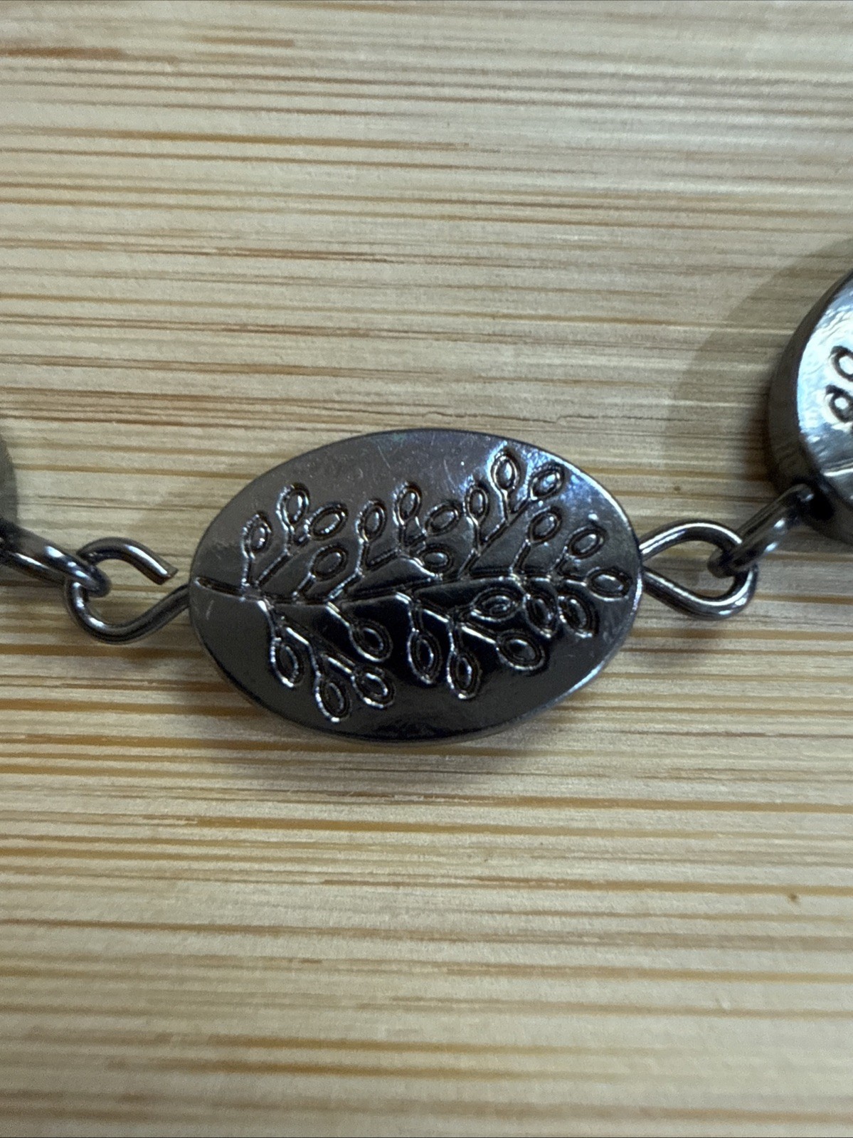 VINTAGE SILVERTONE LEAF LINK BRACELET OVAL PANELS BOTANICAL DESIGN LIKELY 60s80s