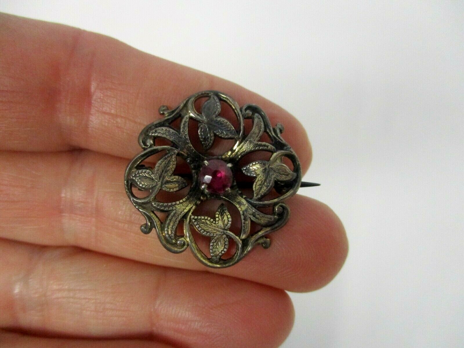 ANTIQUE STERLING SILVER GOLD WASH LEAF SWIRL BROOCH PIN w RUBY CRYSTAL