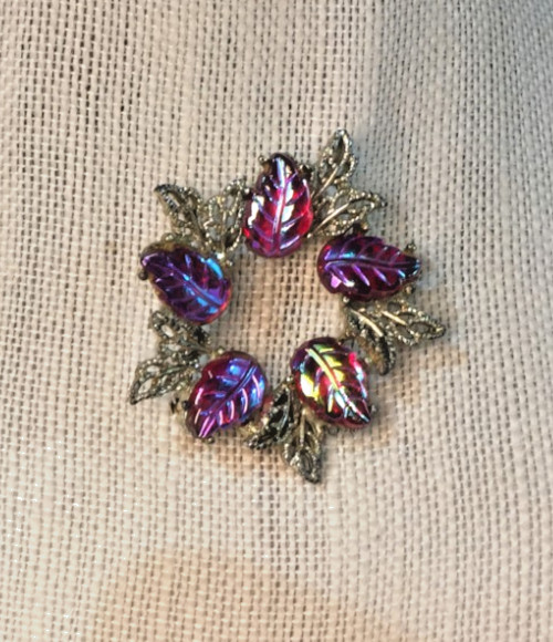 Iridescent Pressed Glass Brooch Vintage Leaf Gold Tone Red Jewelry Pin 1 1/2″!