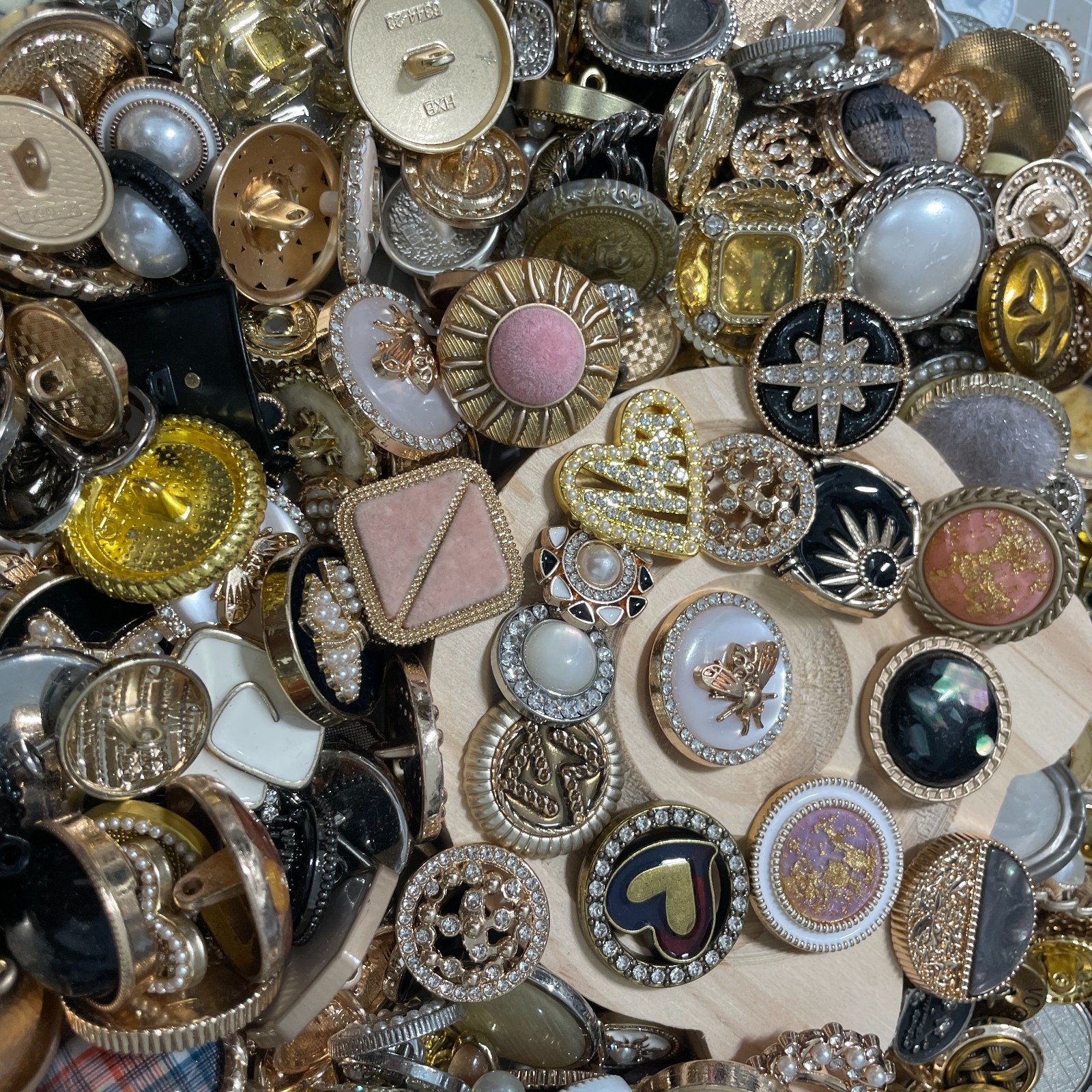 50pcs Vintage Look Buttons Lot 1cm to 2.5cm Mixed Sizes Colors Collectible Craft