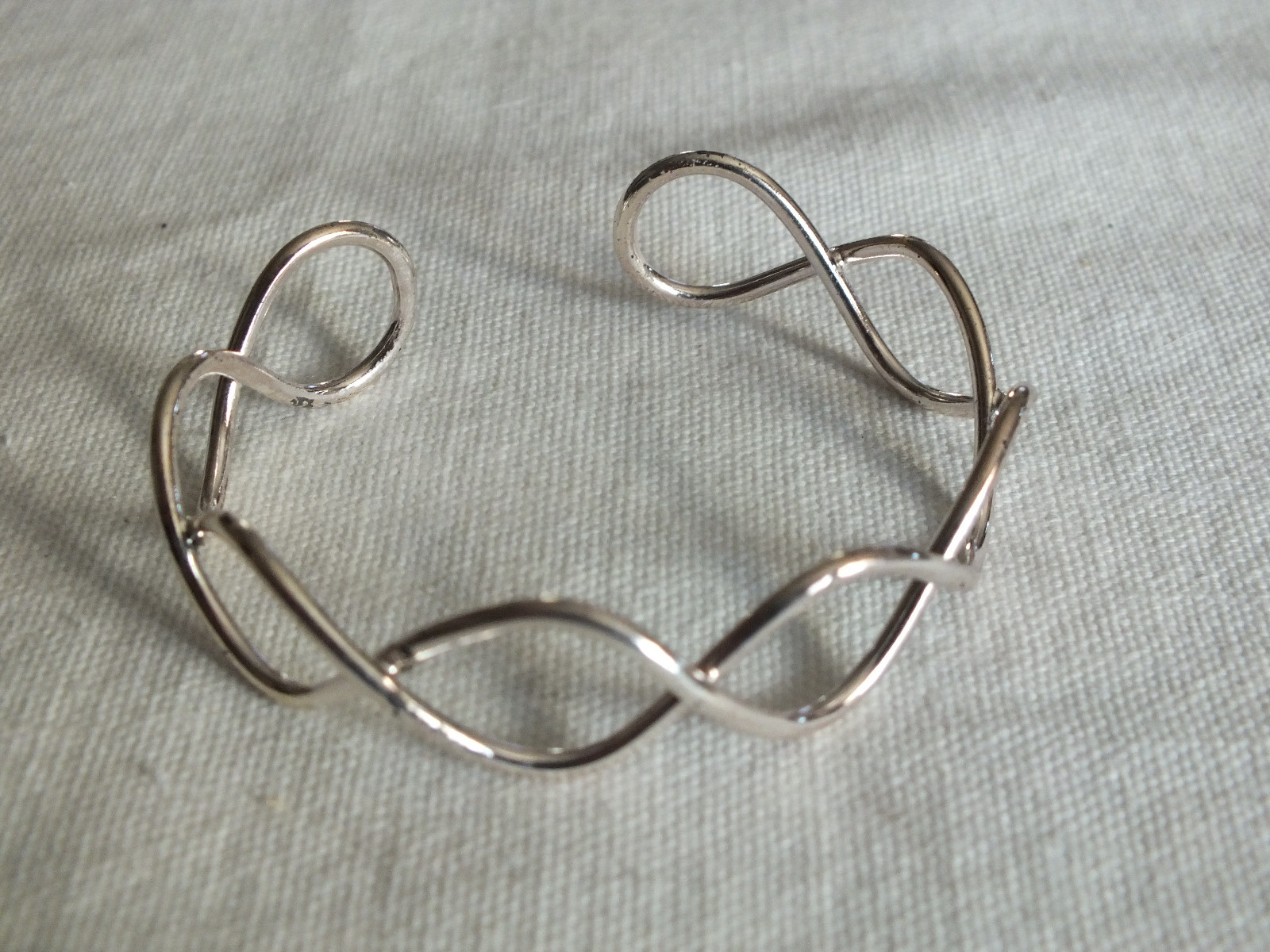 Beautiful Cuff Bracelet shiny Silver Tone 1/2″ Wide x 2 1/4″ Across NICE