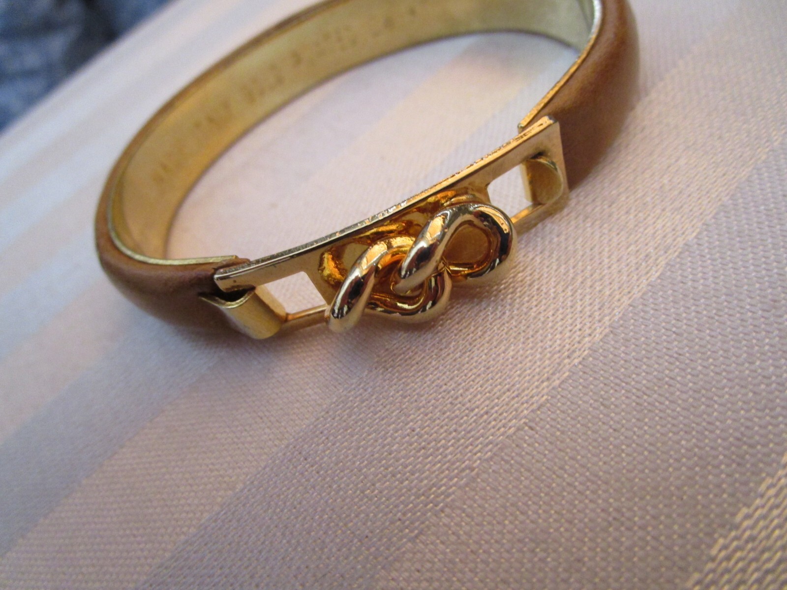 VINTAGE 24 KT GOLD PLATED MADE IN ITALY LEATHER HINGED 7 1/2 CUFF BRACELET