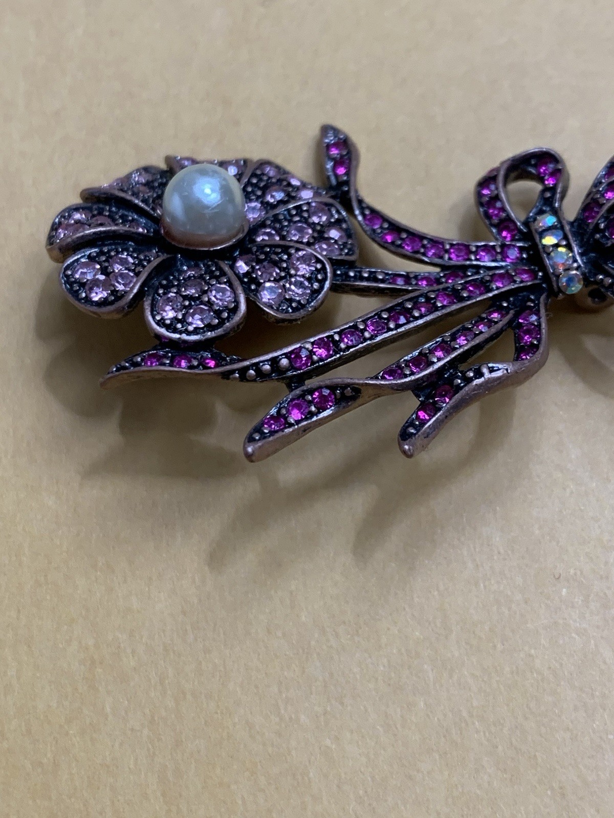 Vtg Flower Brooch Set In Dark Gunmetal With Shades Of Pink Rhinestones & Pearl