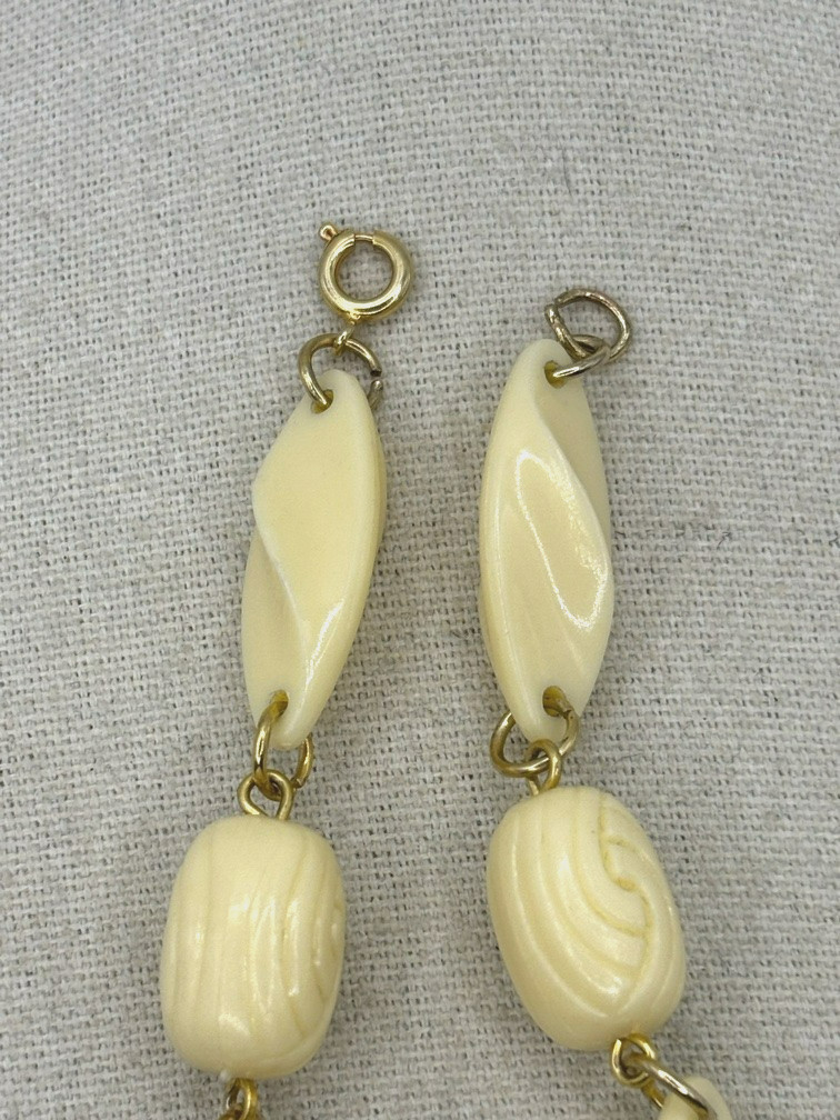 Vintage Ivory Cream Molded And Carved Bead Gold Tone Link Long Necklace 47 Inch