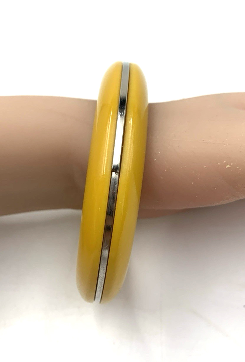 VTG 15.6 mm Wide BAKELITE 8″ Round Bangle Bracelet Mustard Yellow Metal Accent