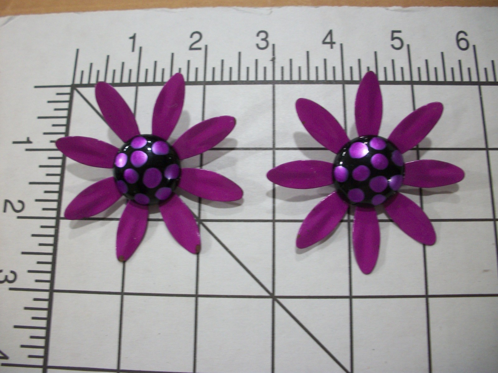 VTG MeTaL ENaMeL ***HUGE EYE POPPiNG PURPLE/BLACK/POLKA DOT*** DAiSy EaRRiNgS