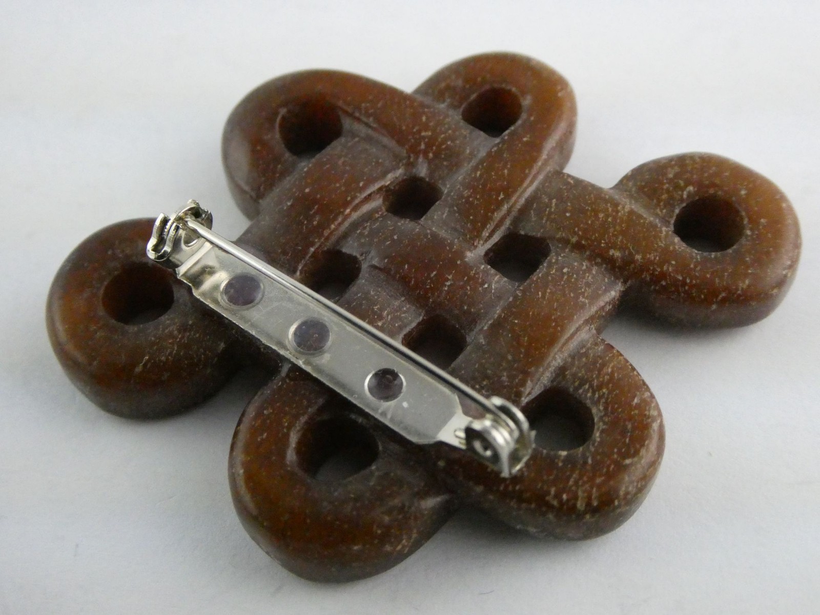 Vintage Carved Brown Hsiu Jade Serpentine Knot Pin Brooch 23.7g 2 3/8 Inches