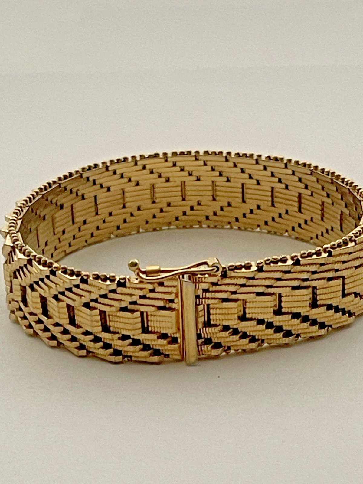 Vtg Monet Gold Tone Thick Mesh Link Bracelet 7″ long & 5/8″ wide w/Safety Latch