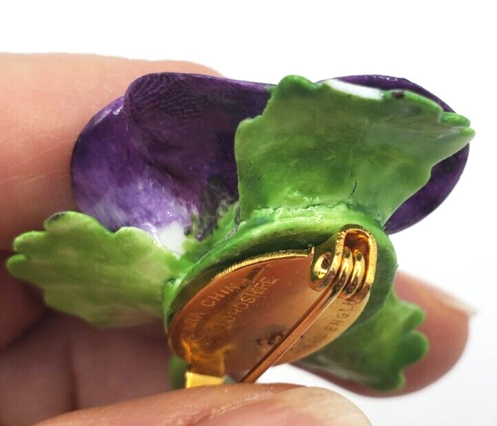 LARGE 1940’S 1950’S CARA STAFFORDSHIRE ENGLAND PANSY FLOWER PIN BROOCH (chip)