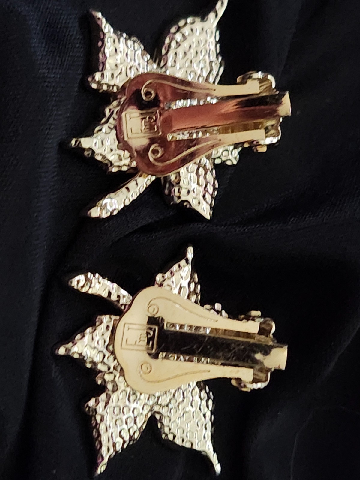 Vintage Signed EMJ (Emmons) Maple Leaf Gold Tone Earrings Clip-on & DAILY SHIPPI