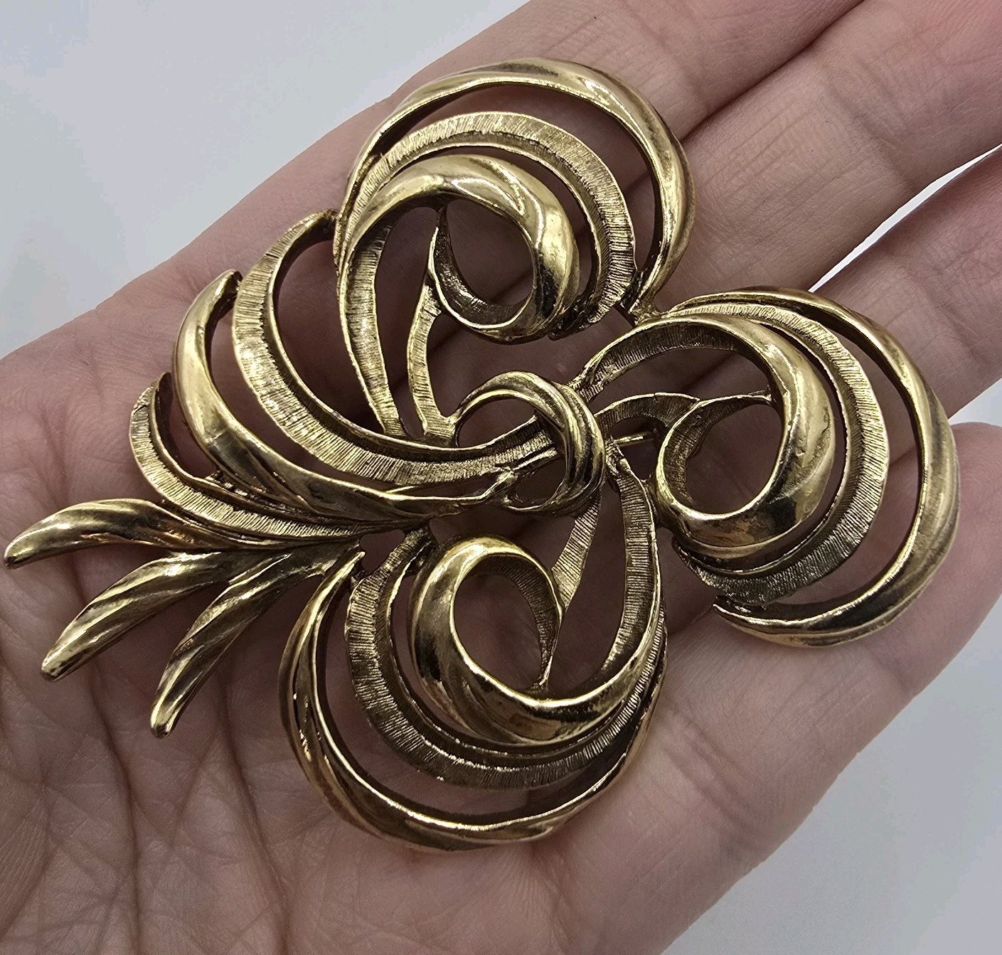 Vtg Gold Tone Swirl Ribbon Floral Brooch Large Statement Pin Textured Openwork