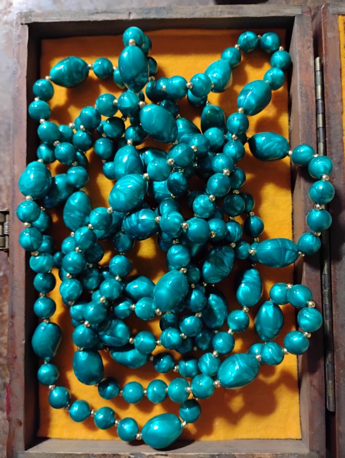 VTG Extra Long Flapper Style Vivid Green Bead Necklace