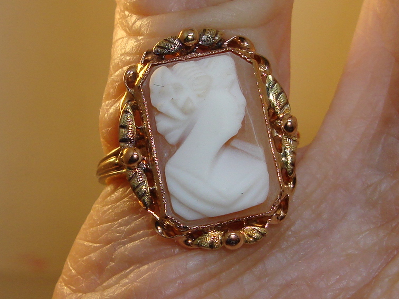LOVELY ART DECO 10K GREEN & ROSE GOLD CARVED SHELL CAMEO RING SIGNED BDA!
