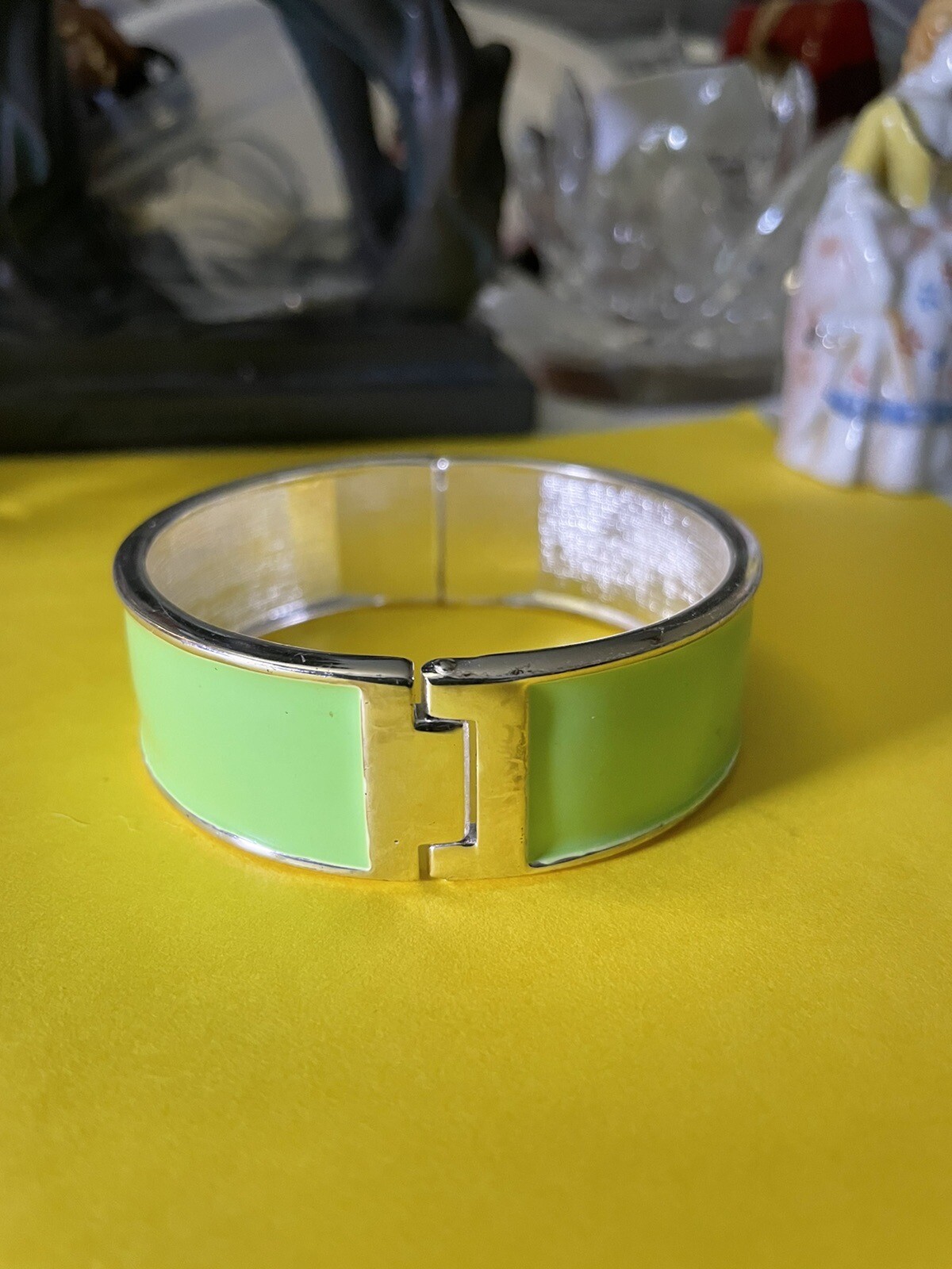 Vtg Enamel Lime Green & Silver Tone Trim Magnetic Hinged Bracelet
