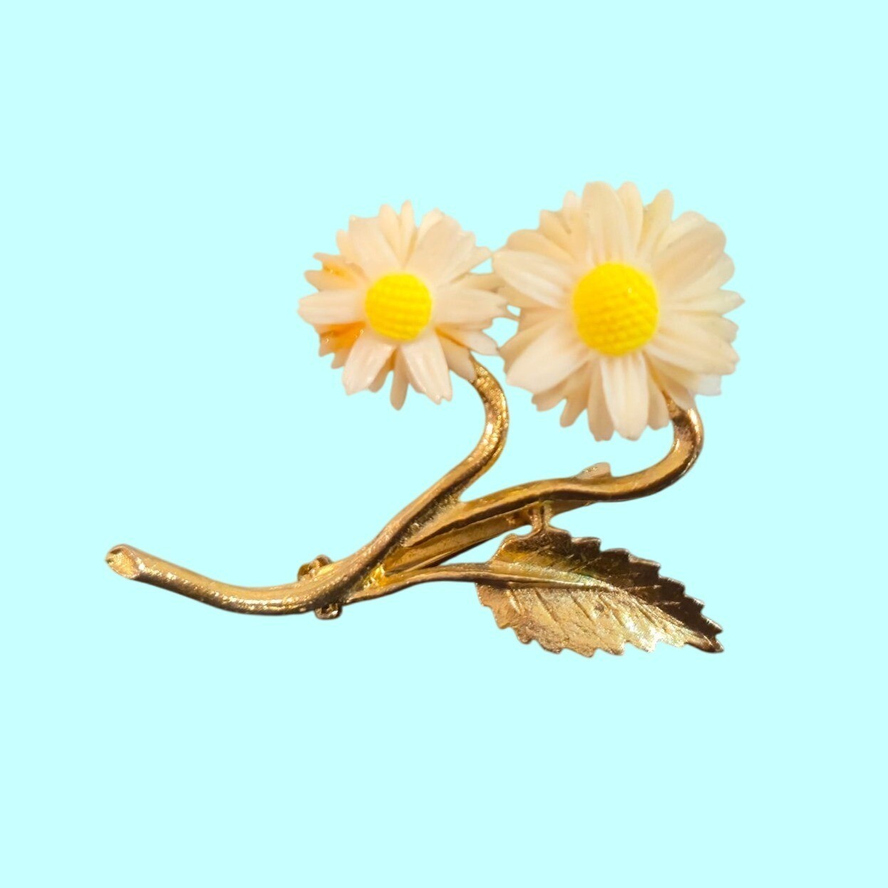 Vintage Daisy Flower Brooch 1960s Mod Plastic floral on metal stem Retro Jewelry