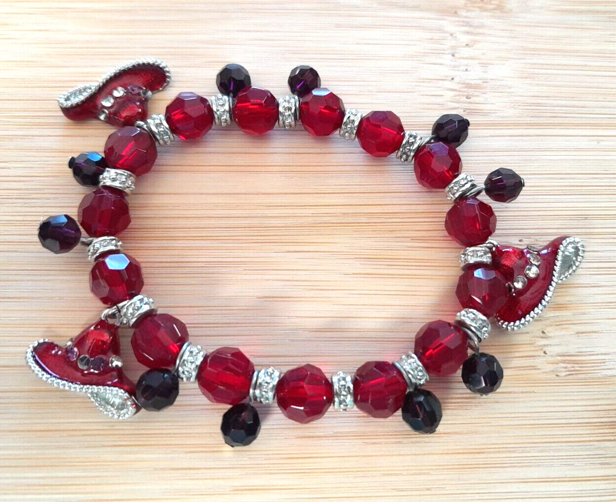 Red Hat Ladies Red & Black Faceted Glass Beads w/ Charms Stretch Bracelet VTG