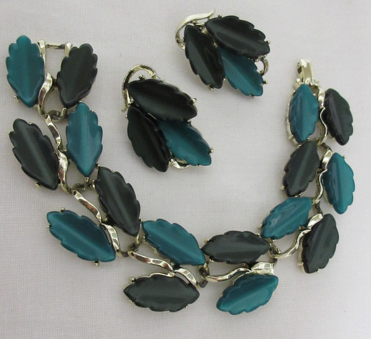 Vintage Gold Tone Light and Dark Green Thermoset Bracelet & Clip-On Earrings
