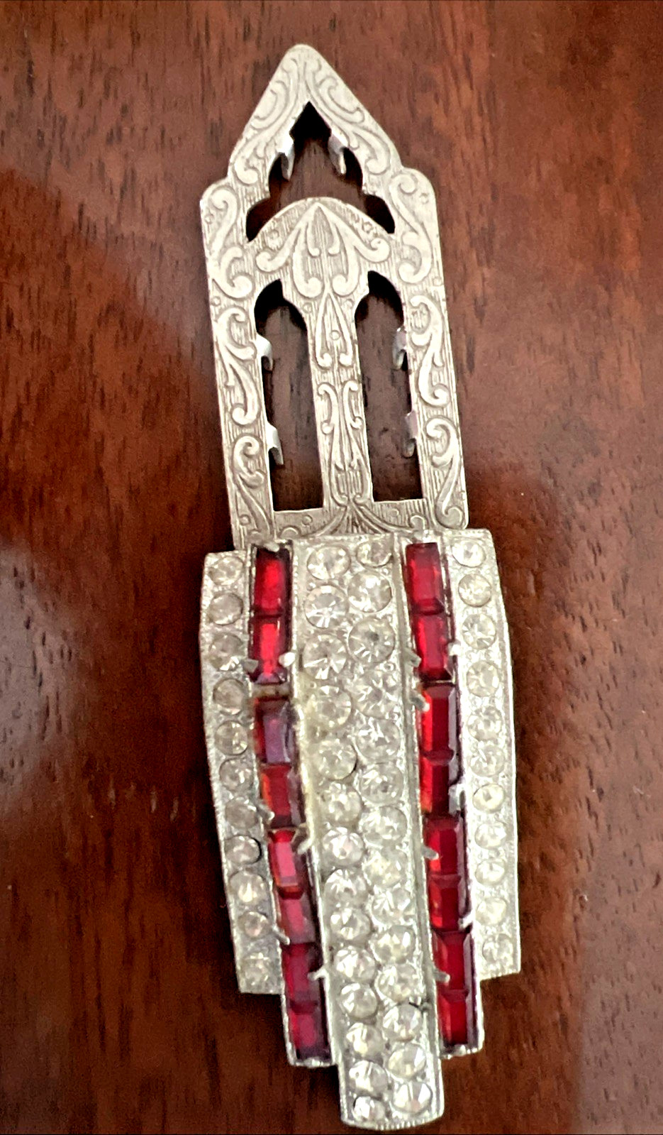 VINTAGE 1930’s 40’s CLEAR and RUBY RED RHINESTONE FUR CLIP 1 3/4″ long x 1″ wide