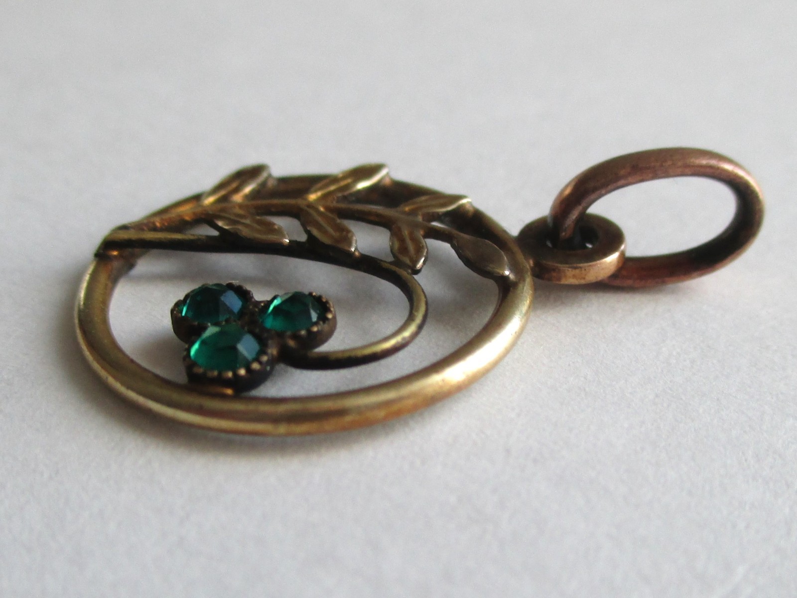 ANTIQUE VICTORIAN GOLD WASH FLOWER ROSE CUT GREEN RHINESTONE PENDANT CHARM