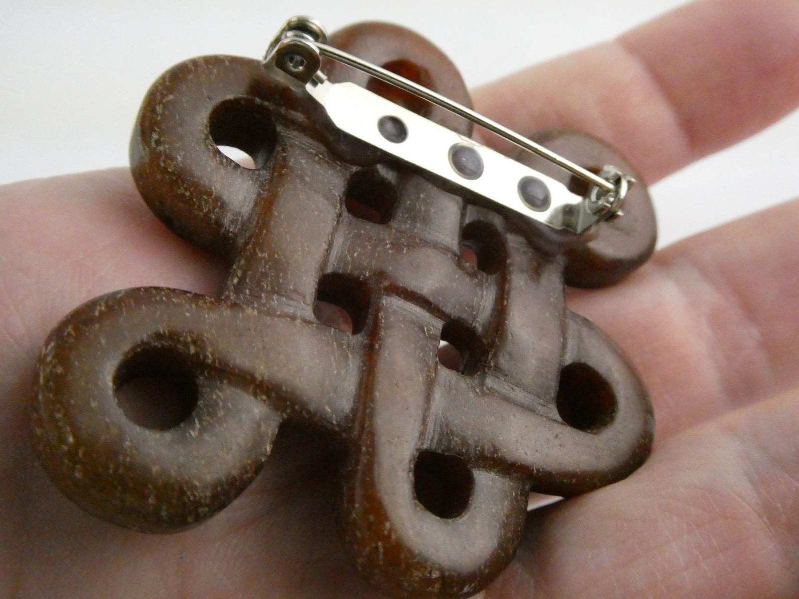 Vintage Carved Brown Hsiu Jade Serpentine Knot Pin Brooch 23.7g 2 3/8 Inches