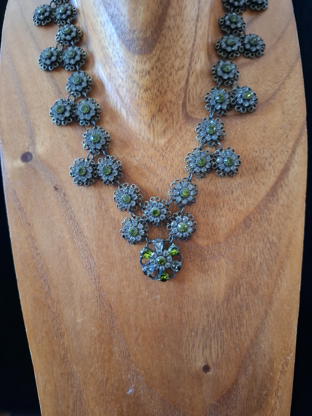 VINTAGE KENNY MA SF GREEN & CLEAR CRYSTAL FLOWERS BRASS 16″ NECKLACE