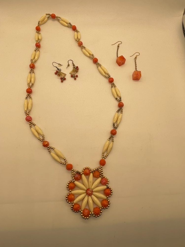 EUC Vintage Beaded Orange Cream Gold Tone Necklace & Earrings