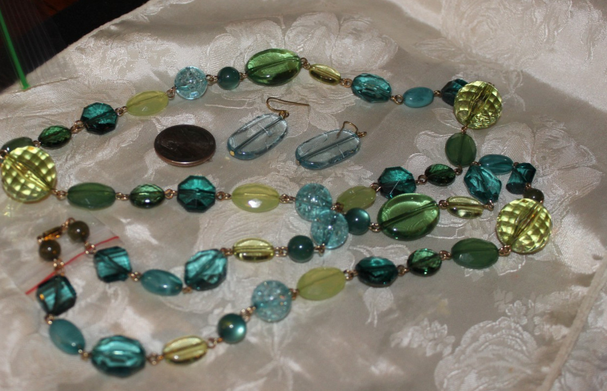 VINTAGE TEAL& &SHADES OF GREEN GLASS& PLASTIC BEAD NECKLACE+ HOOK DANGLE EARRING