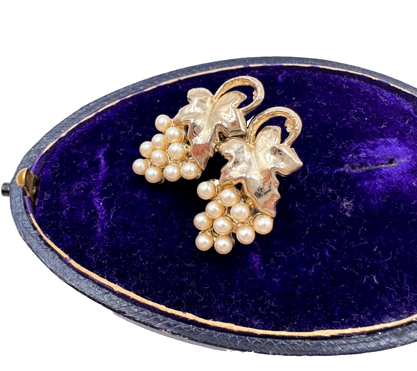 GRAPE CLUSTERS FAUX GLASS PEARLS WITH GOLD LEAF PRETTY VNTG EARRINGS SCREW BACKS
