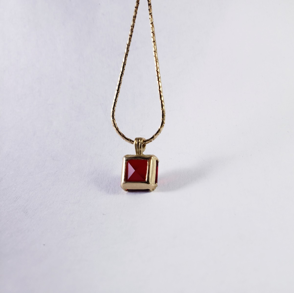 Vintage Avon Gold Tone Ruby Red Square Faceted Glass Stone Pendant Necklace