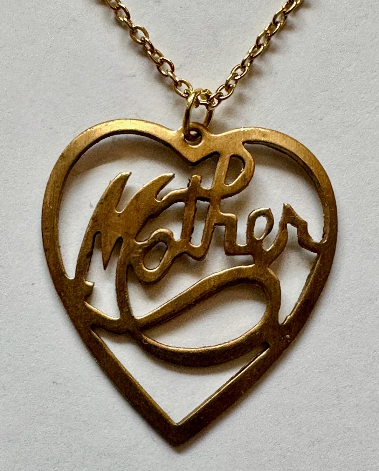 VINTAGE HEART MOTHER WORD IN SCRIPT BRASS PENDANT 1 1/4″ NECKLACE 24″ GOLD PLATE