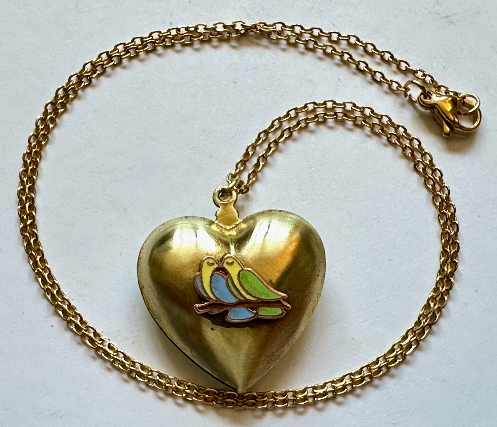 VINTAGE HEART PUFF BRASS W LOVEBIRDS PENDANT 1 1/4″ NECKLACE 24″ VTG BRASS CHAI