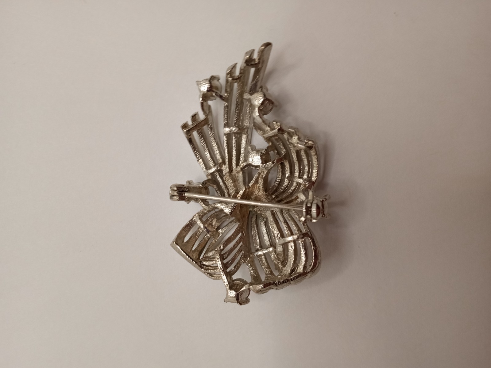 Vintage Signed Lisner Silver Tone Rhinestone Swirl Ribbon Brooch Pin